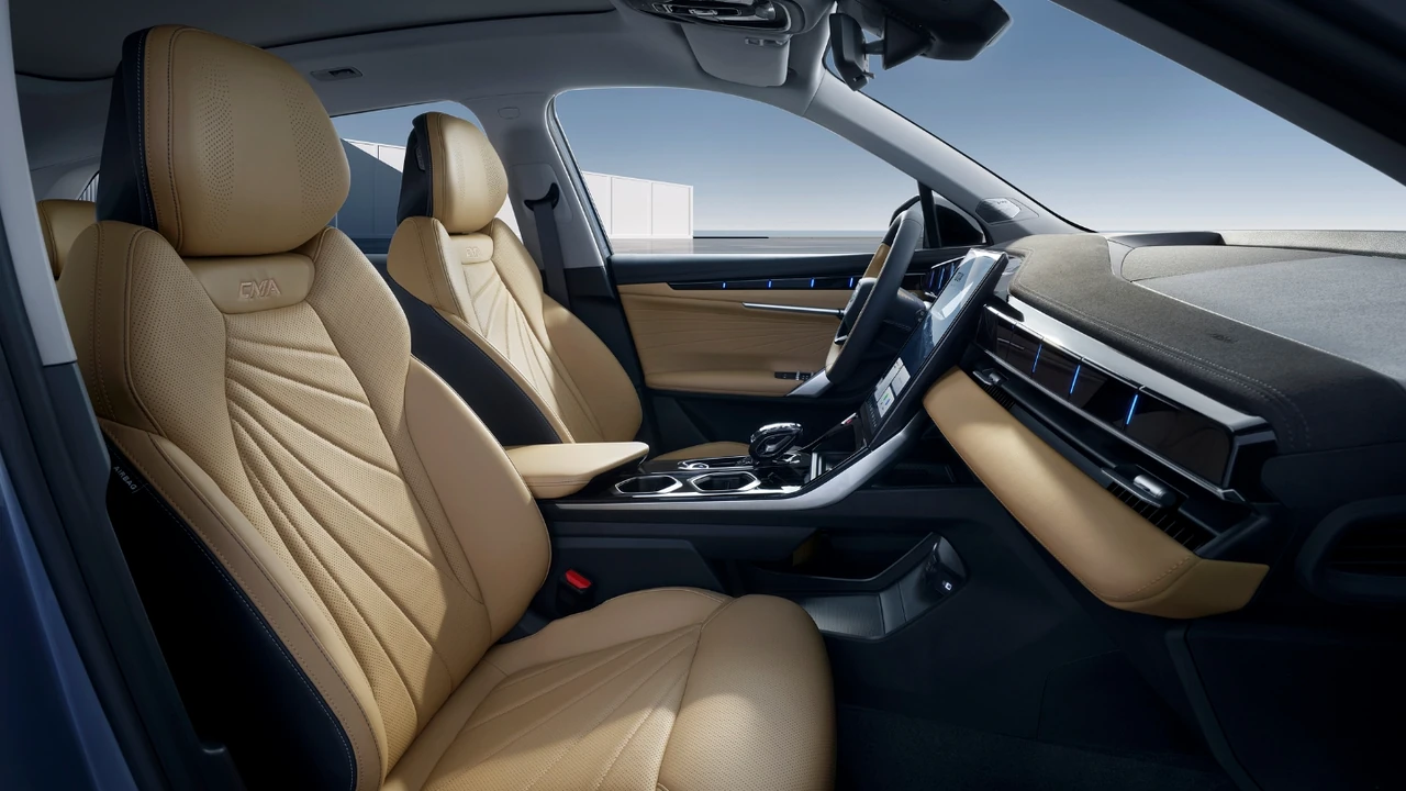 Geely Atlas cockpit and dashboard photo for export buyers 1