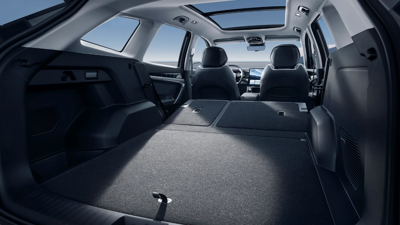 Geely Atlas cabin space and seating photo for wholesale buyers 2